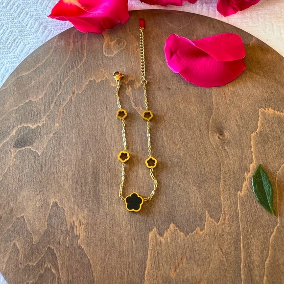 Elegant Gold Flower Bracelet - Picture 4 of 5